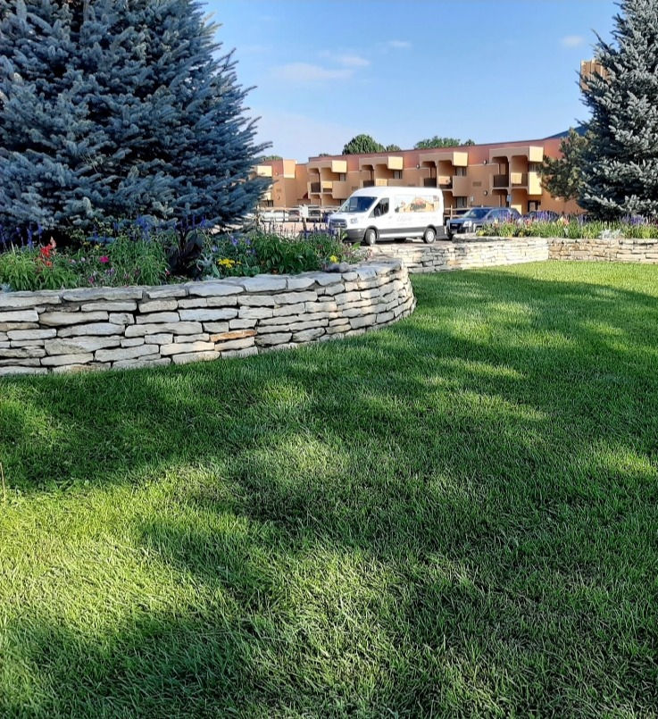 Colorado Springs Landscaper – Border Curved Stone Wall Colorado Springs Landscaper - Border Curved Stone Wall
